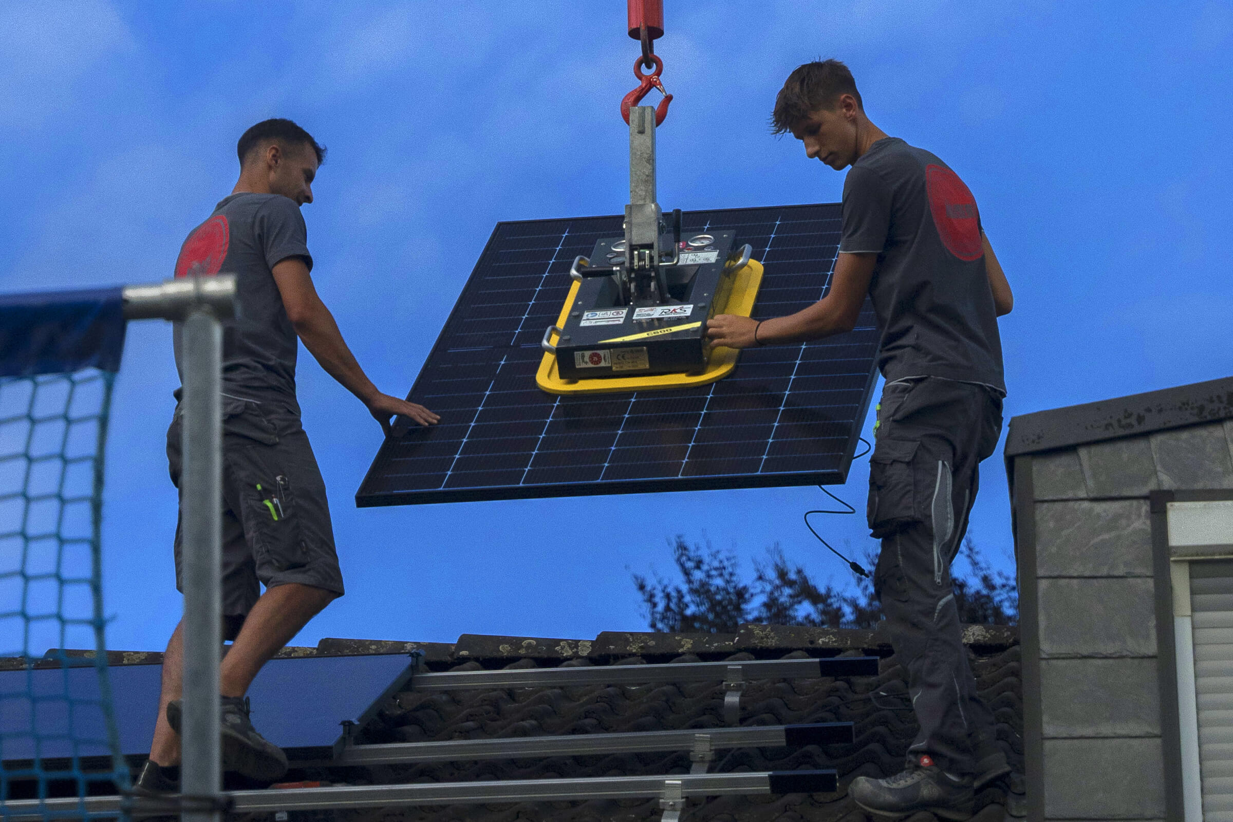 Senken Sie Ihre Energiekosten & machen Sie sich unabhängig vom Stromanbieter! Mit einer Photovoltaikanlage & einem passenden Batteriespeicher nutzen Sie Sonnenenergie effizient & nachhaltig.