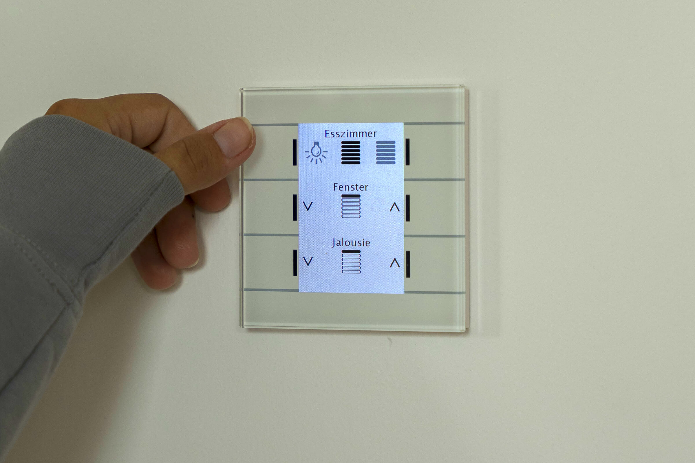 Steuern Sie Licht, Heizung, Sicherheit & mehr per App oder Sprachbefehl. Wir machen Ihr Zuhause smart & energieeffizient – ganz nach Ihren Bedürfnissen.